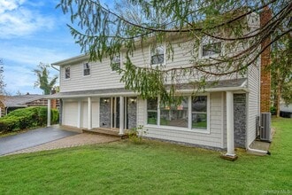 22 Pantzer St in Smithtown, NY - Building Photo - Building Photo