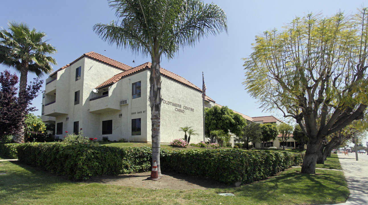 Oldtimers Centre in Chino, CA - Foto de edificio