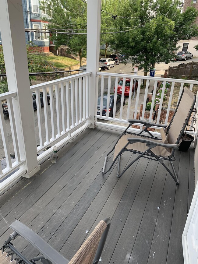 18 Bond St, Unit 1 in Somerville, MA - Foto de edificio - Building Photo