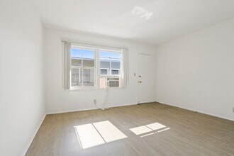 10906 Santa Monica Blvd in Los Angeles, CA - Building Photo - Building Photo