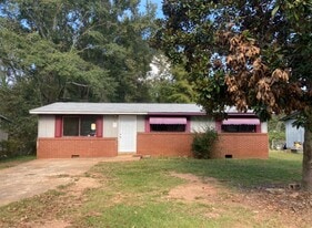 73 Spence Ave in Newnan, GA - Building Photo