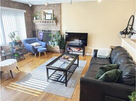 715 W Diversey Pkwy in Chicago, IL - Building Photo