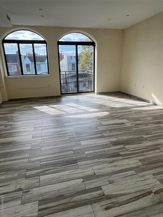 32-15 60th St in Queens, NY - Building Photo