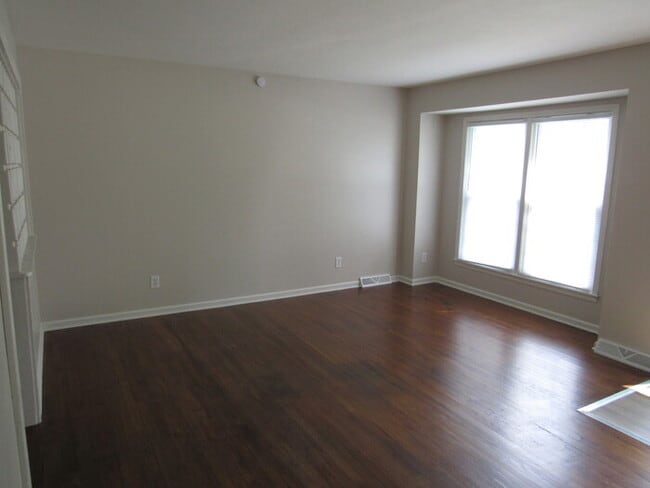 8806 Orchard St in Pleasant Valley, MO - Building Photo - Building Photo