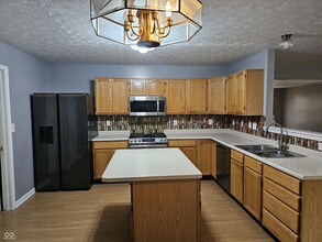 9114 Robey Meadows Ln in Indianapolis, IN - Building Photo - Building Photo