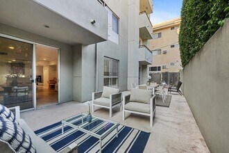 2240 S Beverly Glen Blvd, Unit 102 in Los Angeles, CA - Foto de edificio - Building Photo