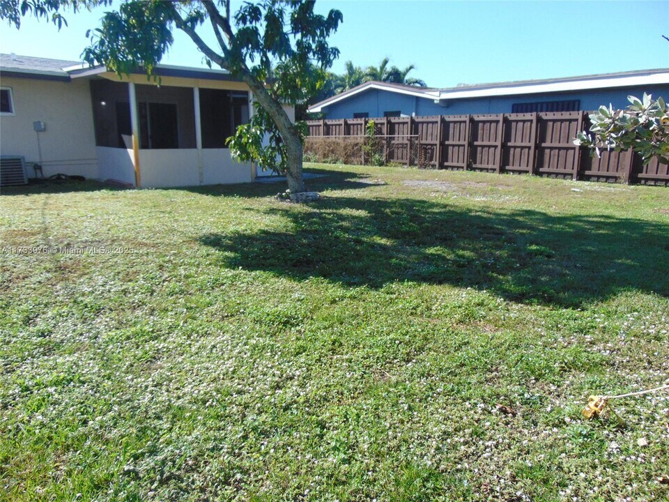 8111 NW 15th St in Pembroke Pines, FL - Building Photo