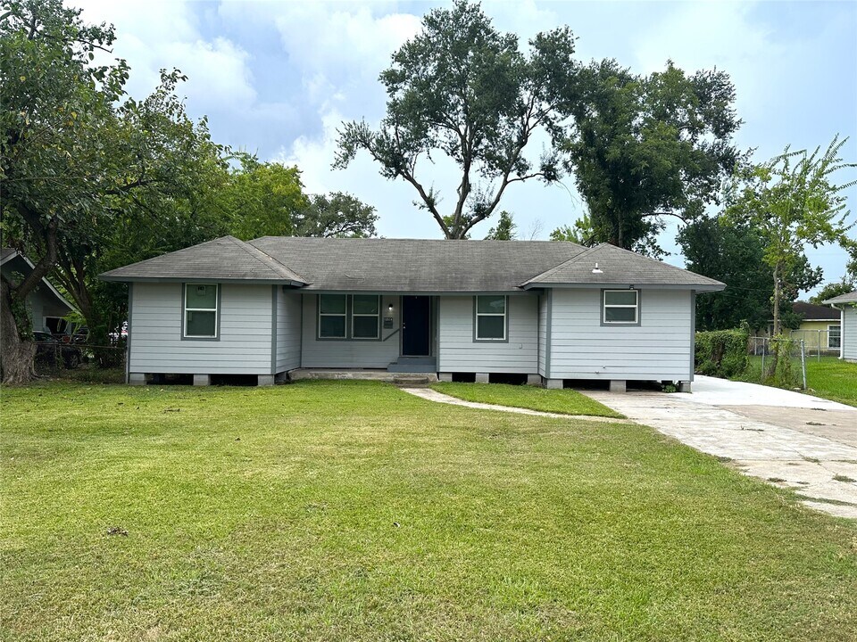10514 Oswego St in Houston, TX - Building Photo