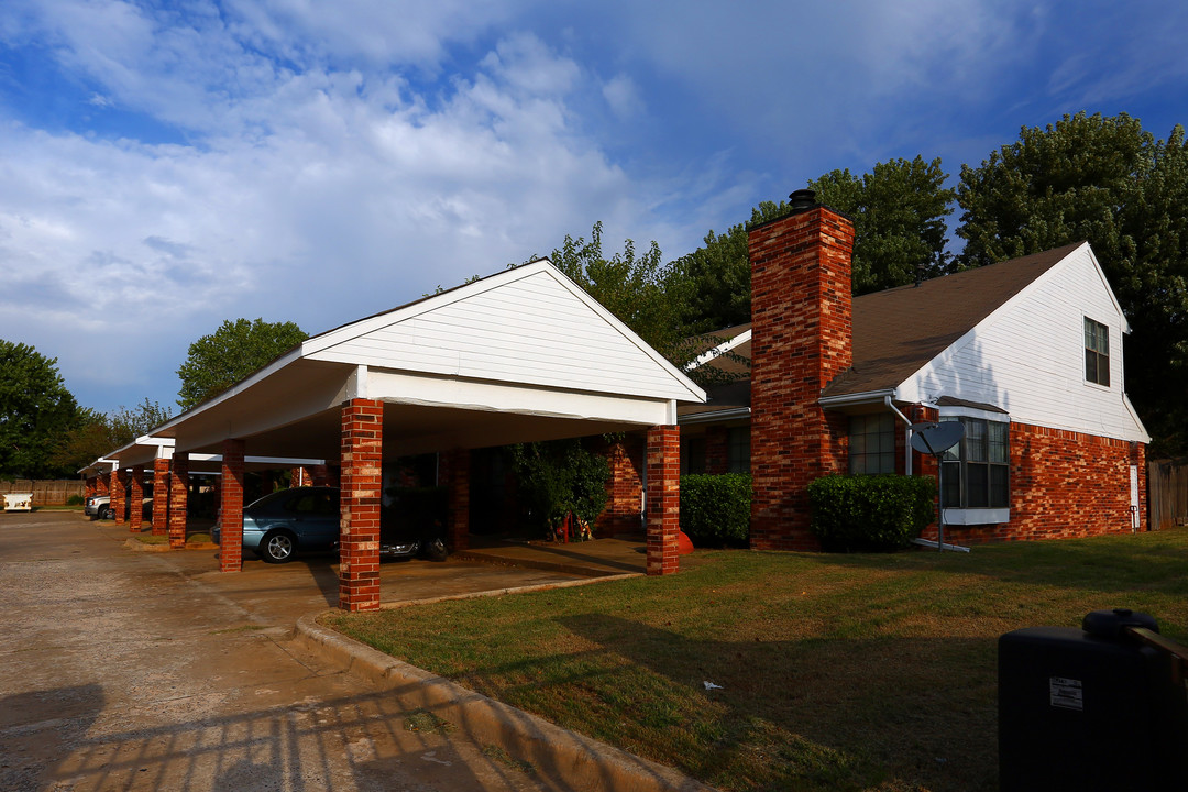 Valley at Yukon in Yukon, OK - Building Photo