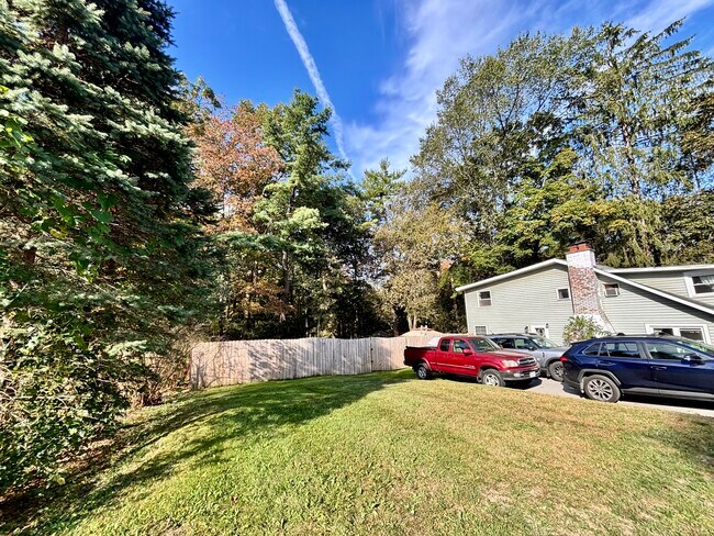 27 Eastside Dr in Ballston Lake, NY - Foto de edificio - Building Photo