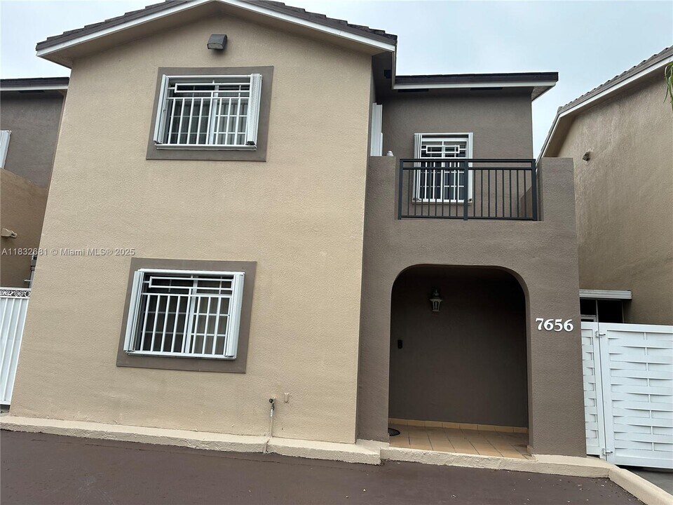 7656 NW 182nd Terrace in Hialeah, FL - Building Photo
