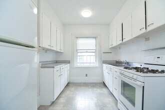 923 Beacon St, Unit #3 in Boston, MA - Building Photo - Building Photo