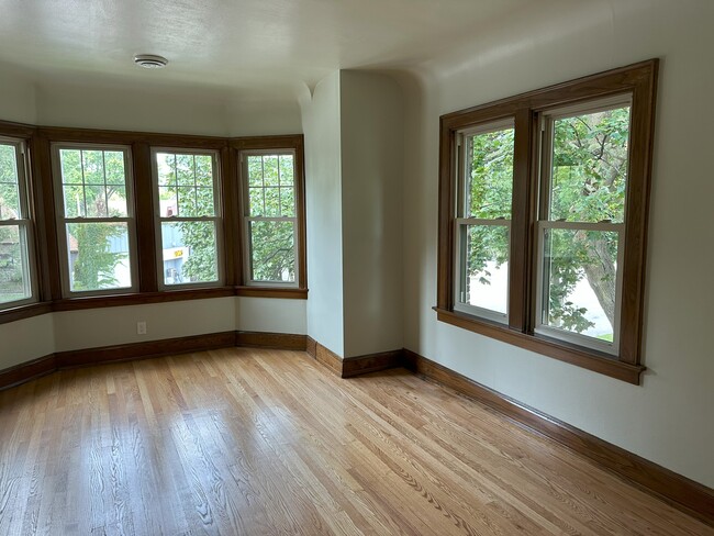 6615 W Bluemound Rd, Unit Apt3 in Milwaukee, WI - Foto de edificio - Building Photo