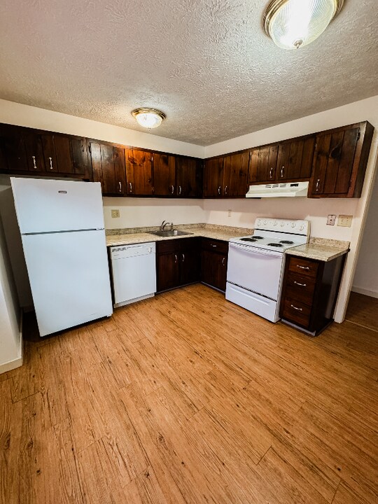 23 Crown St in Stafford, CT - Building Photo