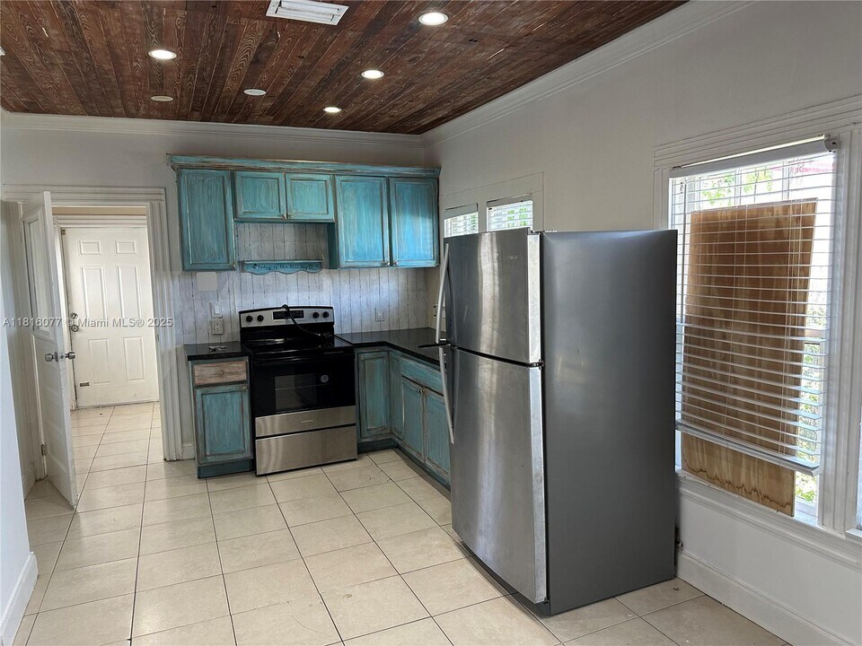 213 Stirling Rd in Dania Beach, FL - Building Photo