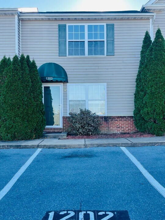 1202 Wordsworth Ct in Harrisonburg, VA - Foto de edificio