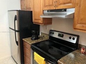 10802 N Kendall Dr in Miami, FL - Building Photo - Building Photo