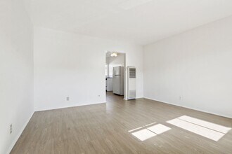 10906 Santa Monica Blvd in Los Angeles, CA - Building Photo - Building Photo