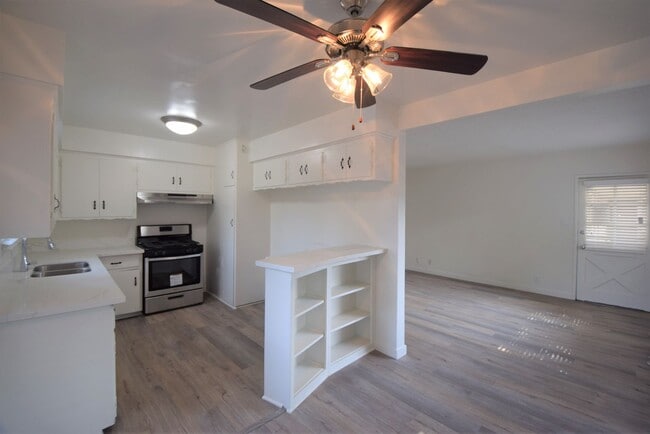 4920 Laurel Canyon Blvd in Los Angeles, CA - Foto de edificio - Building Photo