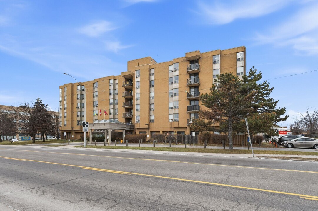 18 Mall Rd in Hamilton, ON - Building Photo