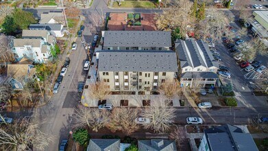 1111 SE Tenino St in Portland, OR - Building Photo - Building Photo