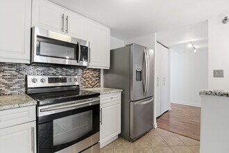 70 W Huron St, Unit 1304 in Chicago, IL - Foto de edificio - Building Photo