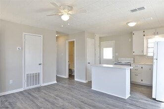 826 E N 10th St in Abilene, TX - Building Photo - Building Photo