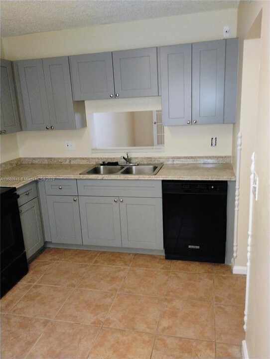 8041 Southgate Blvd, Unit h1 in North Lauderdale, FL - Building Photo