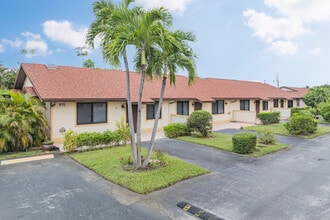 Redding Manor in Lantana, FL - Building Photo - Primary Photo