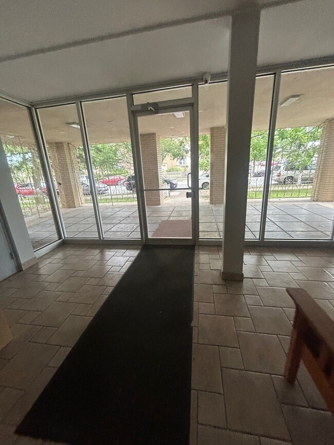 2501 W Touhy Ave in Chicago, IL - Building Photo - Building Photo