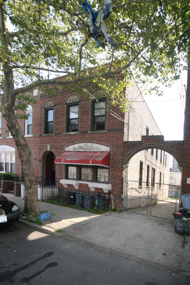 655 Hemlock St in Brooklyn, NY - Building Photo - Building Photo