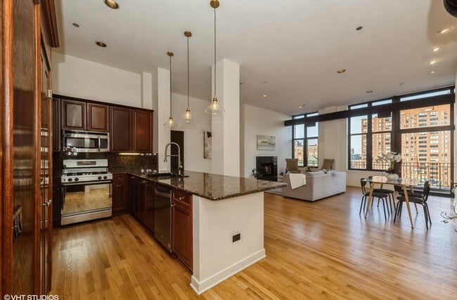 333 W Hubbard St, Unit 1002 in Chicago, IL - Building Photo - Building Photo