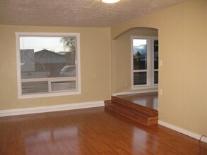 305 S 5th St W in Homedale, ID - Foto de edificio - Building Photo