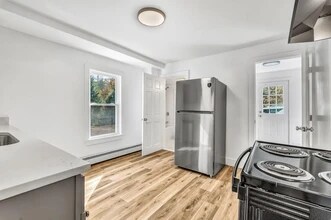 151 South St, Unit Apartment 1 in Gorham, ME - Foto de edificio - Building Photo