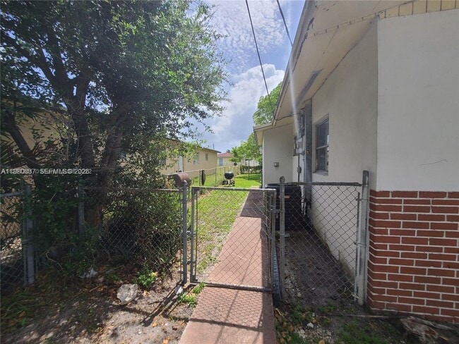 148 NW 14th Way in Dania Beach, FL - Building Photo - Building Photo