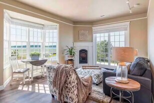 685 Peace Portal Dr, Unit 302 in Blaine, WA - Building Photo