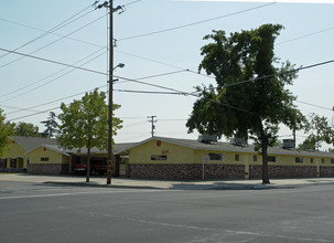 Four J Apartments in Clovis, CA - Foto de edificio - Building Photo