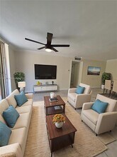 9320 Fontainebleau Blvd in Miami, FL - Foto de edificio - Building Photo