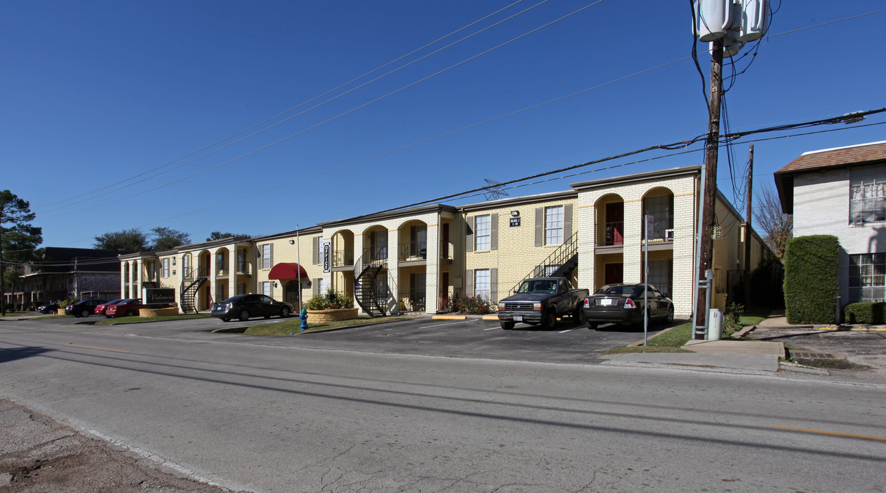 Sherwood Lane in Houston, TX - Building Photo