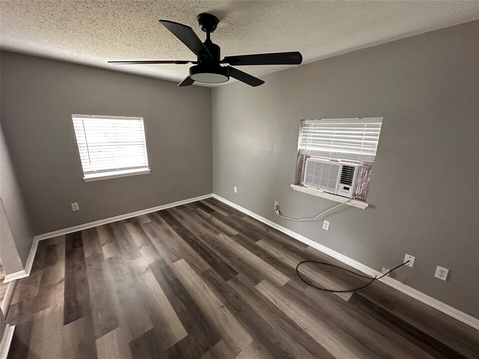 5616 Avenue R-Unit -2 in Galveston, TX - Building Photo