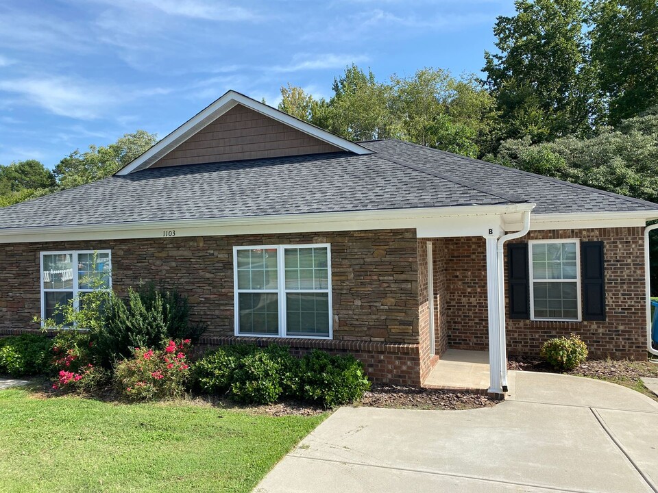 1103 Cason St in Belmont, NC - Foto de edificio