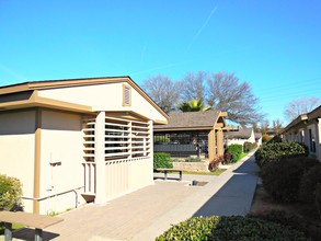 Garden Square Apartments in Fresno, CA - Foto de edificio - Building Photo