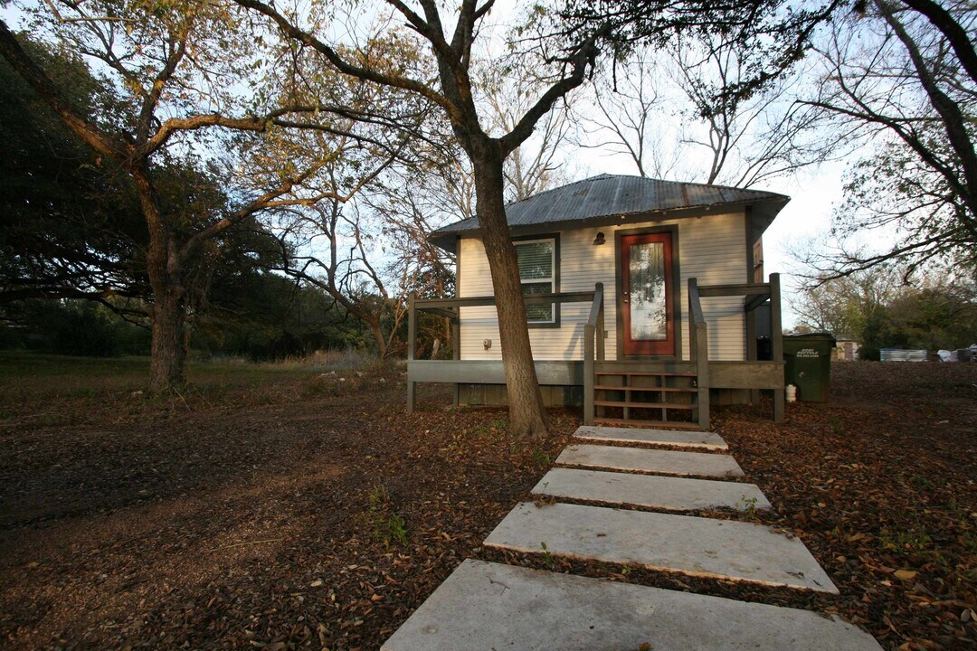 1001 S Main St in Burnet, TX - Foto de edificio