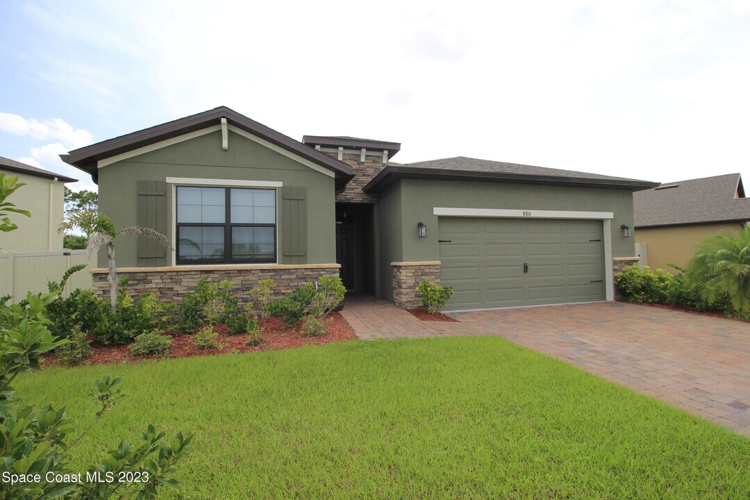 880 Old Country Rd S E in Palm Bay, FL - Building Photo