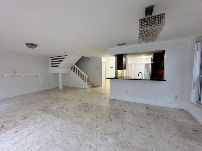 10100 NW 43rd Ter, Unit 10100 in Doral, FL - Foto de edificio - Building Photo