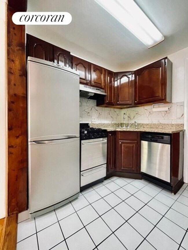 304 W 107th St in New York, NY - Building Photo - Building Photo