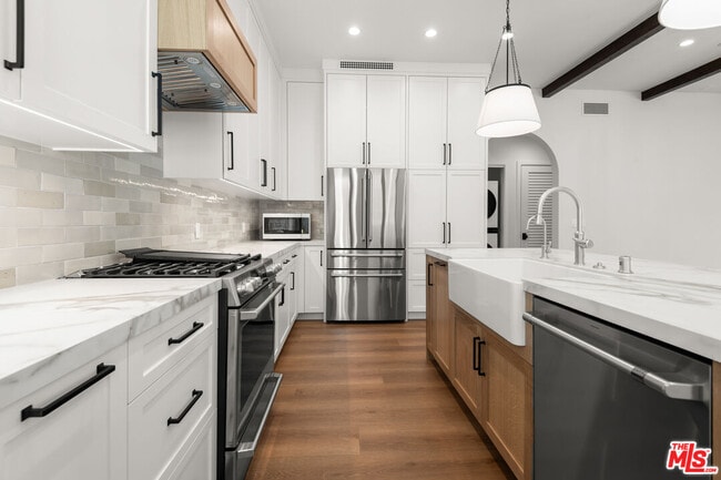 property at 930 Lincoln Blvd