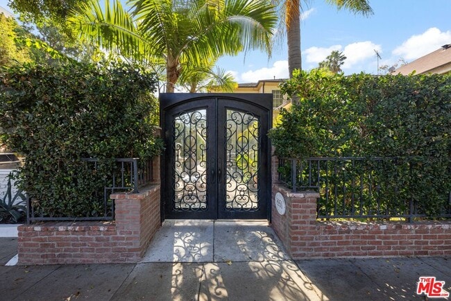 8948 Burton Way in Beverly Hills, CA - Building Photo - Building Photo