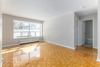 12 Park St E in Mississauga, ON - Building Photo - Interior Photo