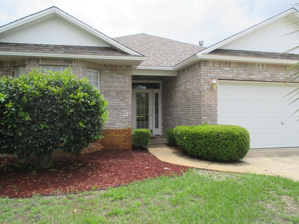 9697 Leeward Way in Navarre, FL - Building Photo